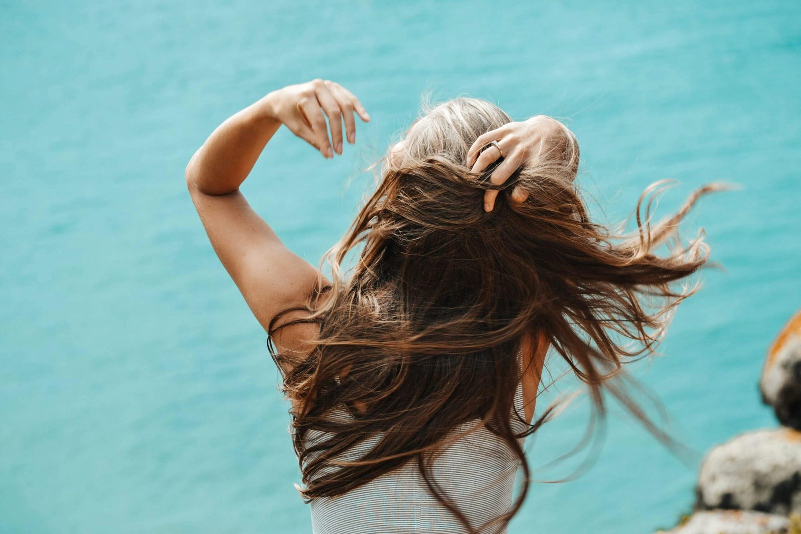 Comment préserver la santé de ses cheveux face aux agressions quotidiennes