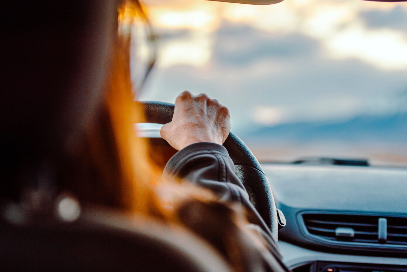 Comment optimiser la logistique de vos déplacements professionnels et événementiels sur la Côte d’Azur : la solution Cannes private chauffeur